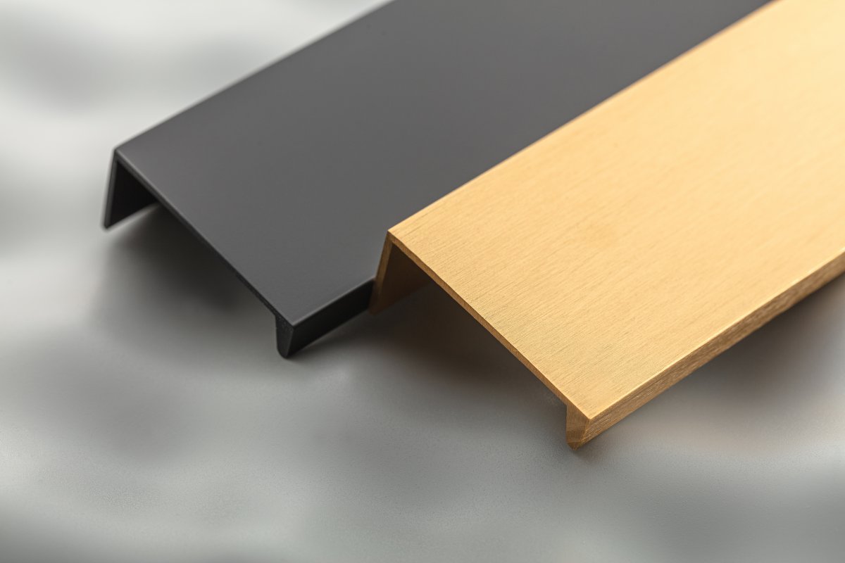 Aluminijska ručkica HEXI; 96x150 četkano zlato