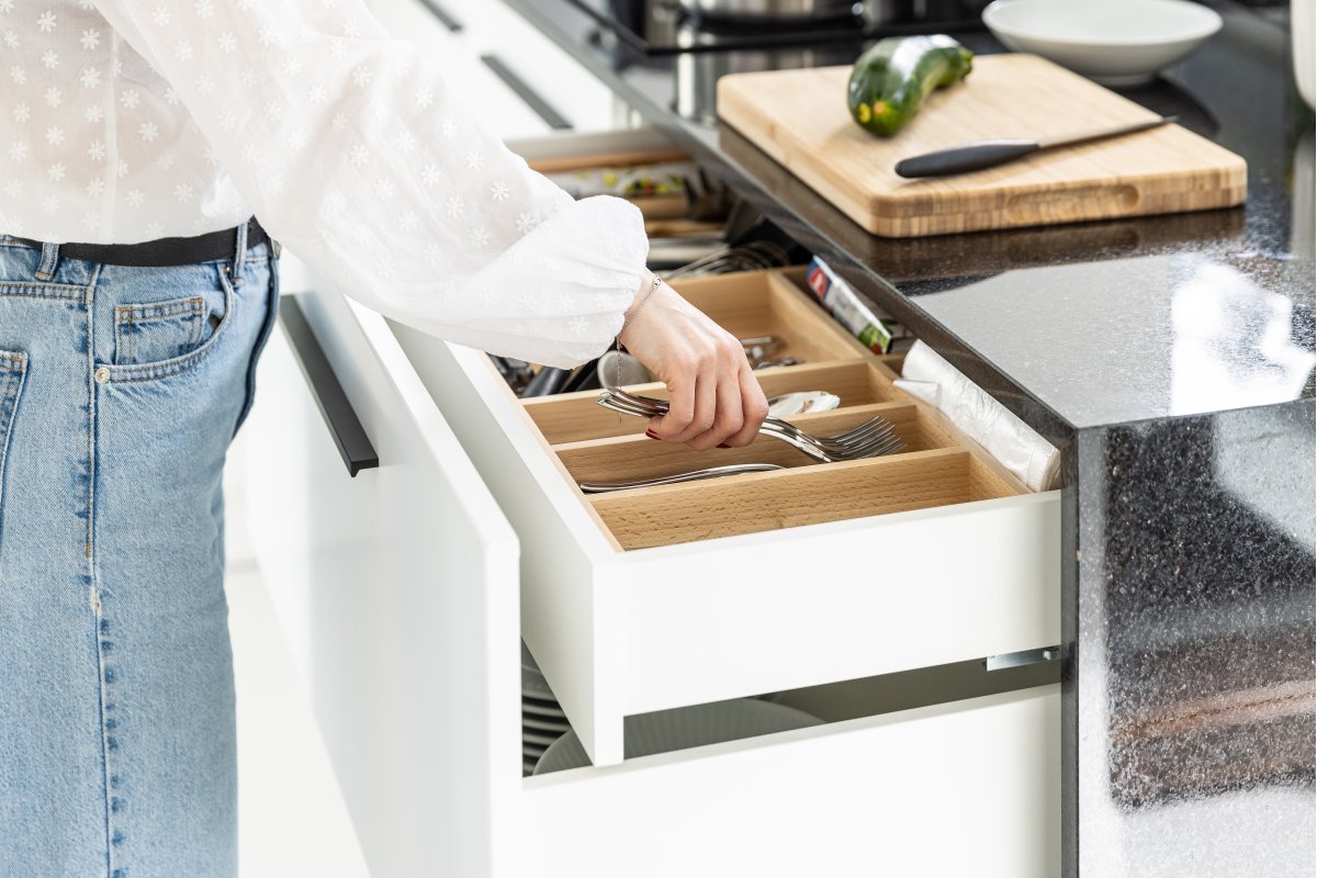 Ručka PILLAR  C=160 mm, L=190 mm, crna