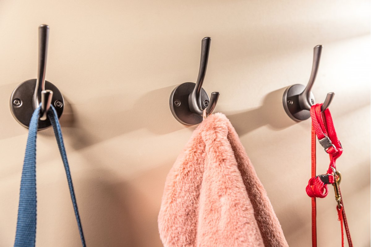 Vješalica  RHINO, ZnAl, crna